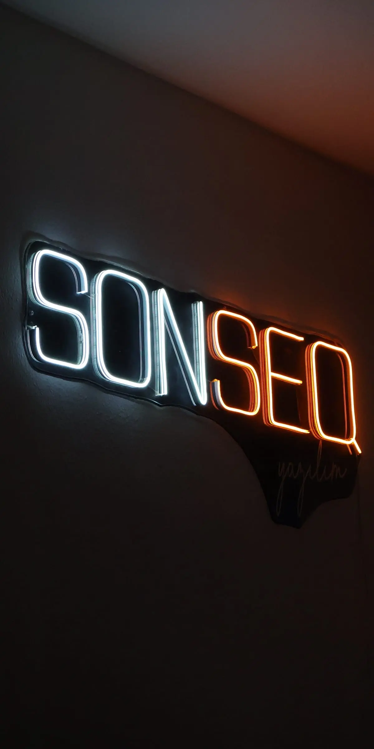 Ofisimizin duvarındaki SONSEQ neon tabelası